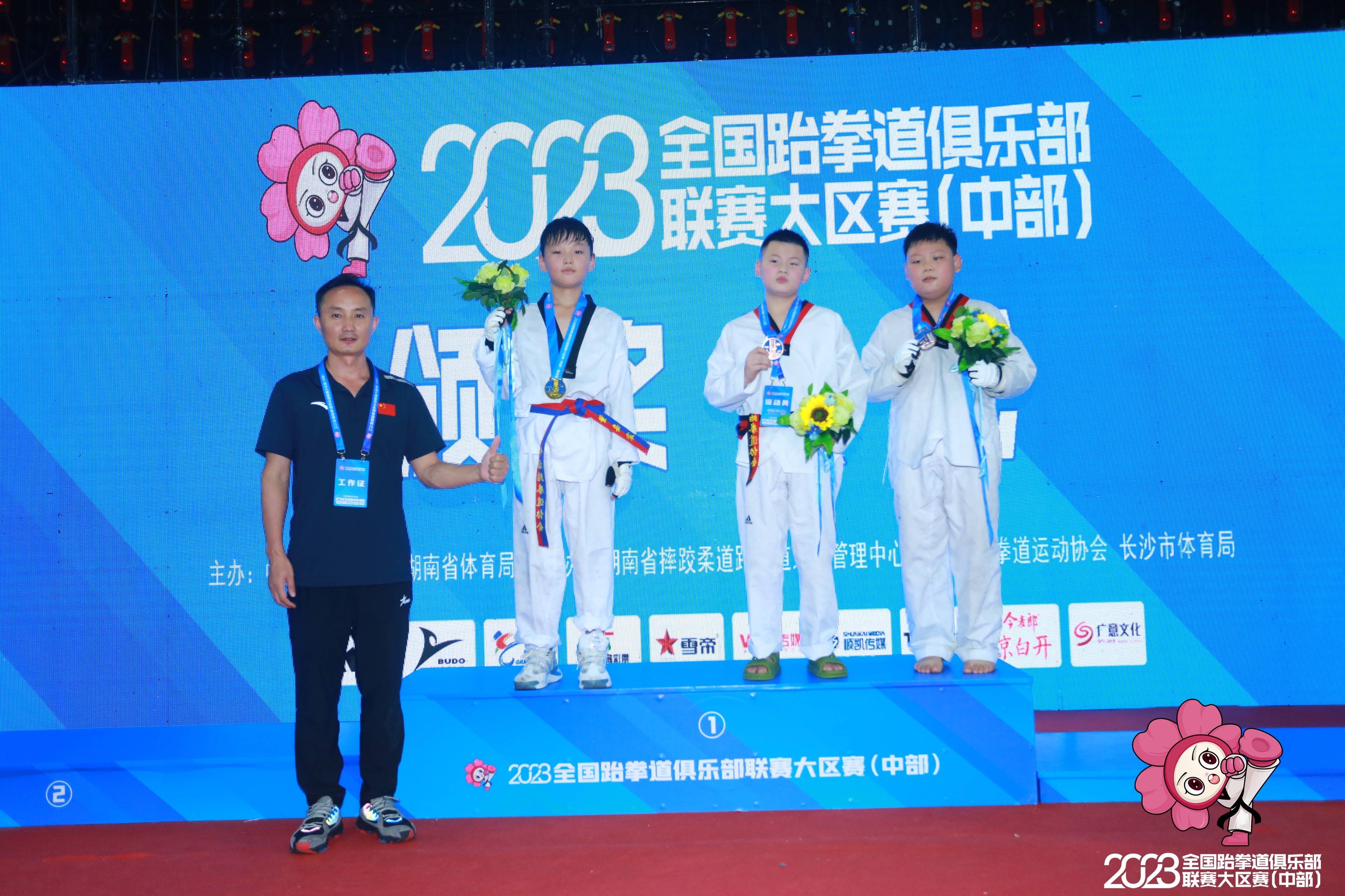 跆拳道比赛中,选手捷足先登夺冠 跆拳道比赛中,选手捷足先登夺冠