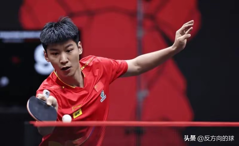 德国选手冯伊茨利在游泳比赛中夺冠