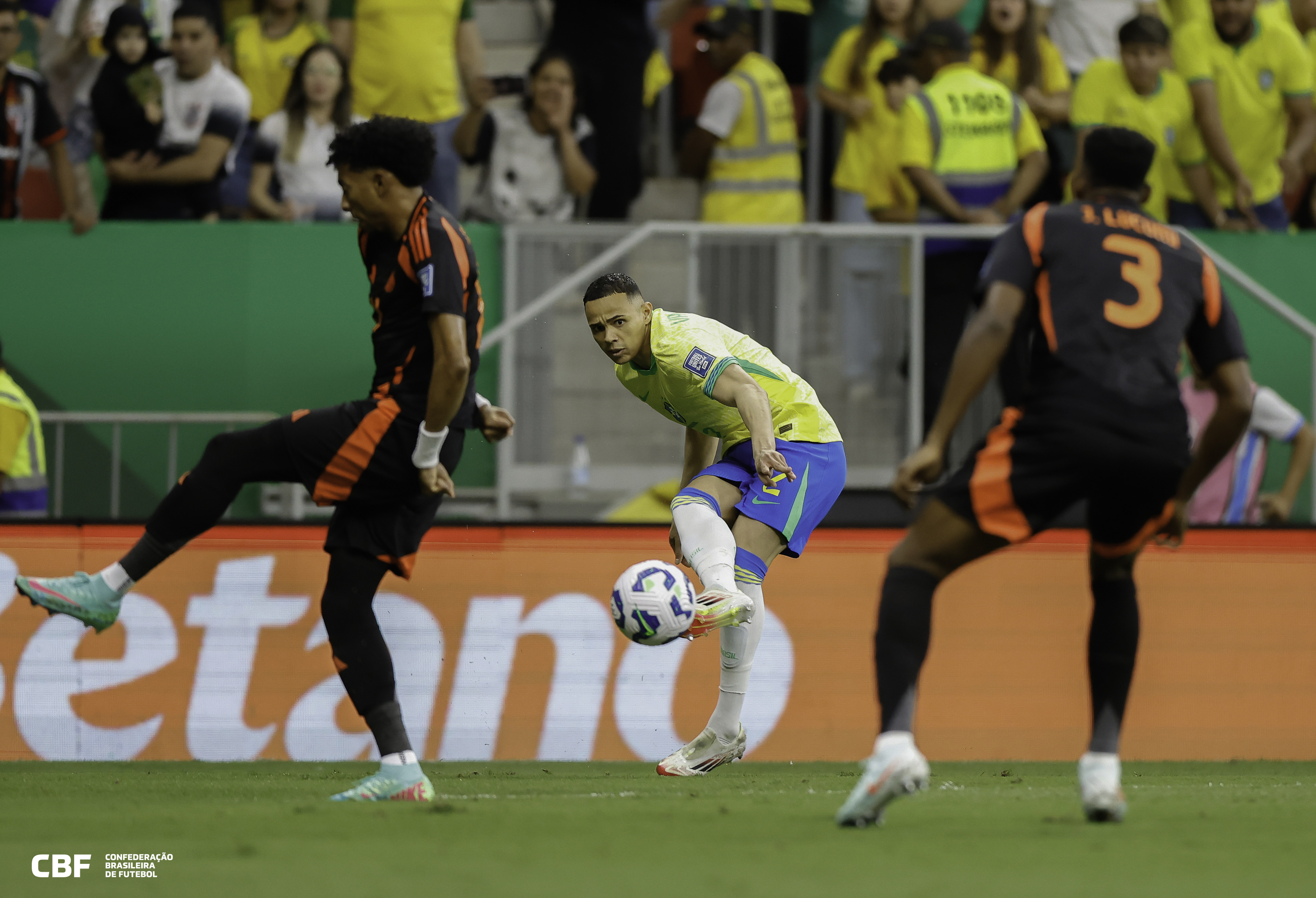 巴西女子足球队横扫对手,实力强劲 巴西女子足球队横扫对手,实力强劲