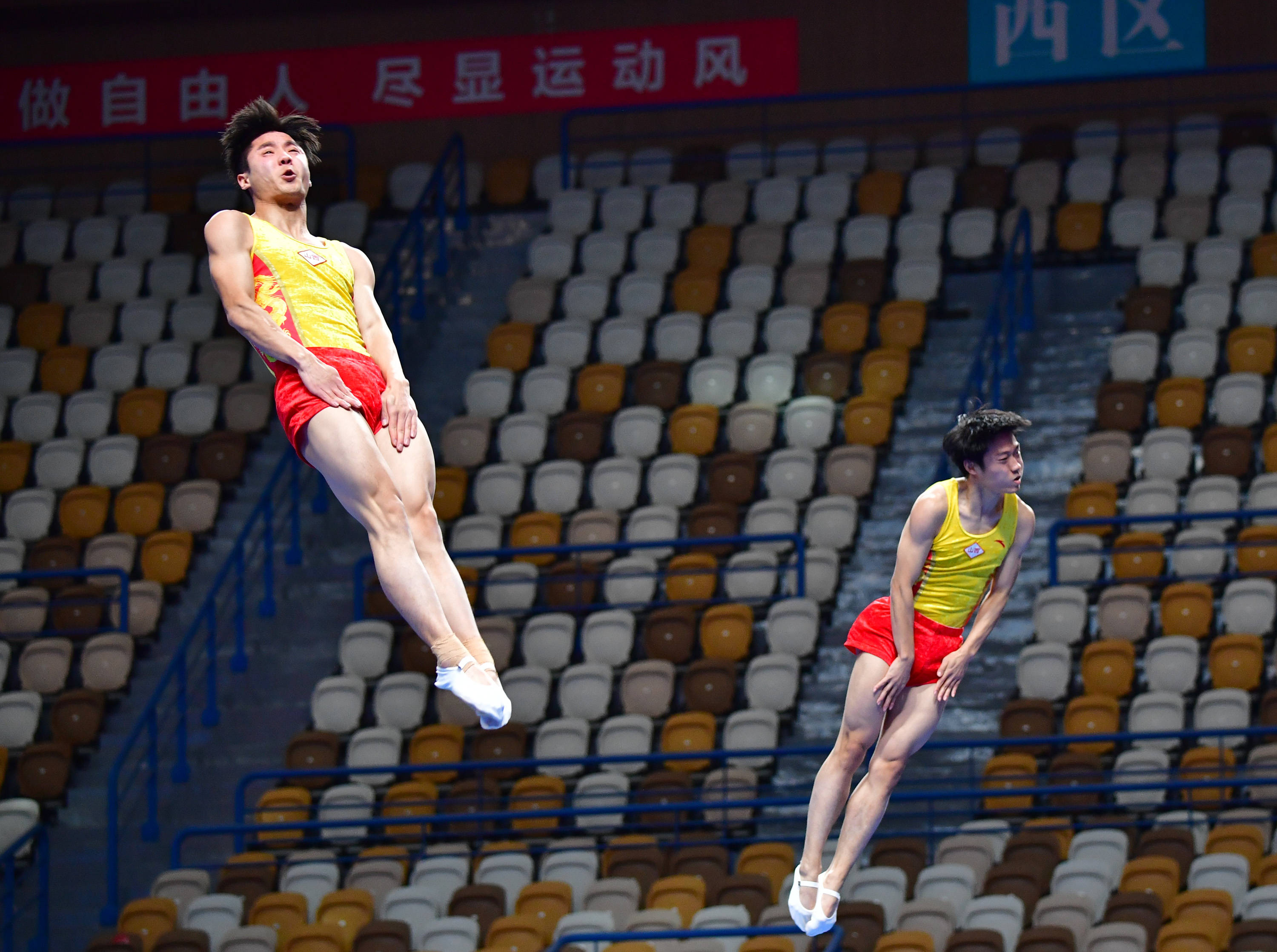 比利时蹦床选手轻松完成复杂动作赢得掌声