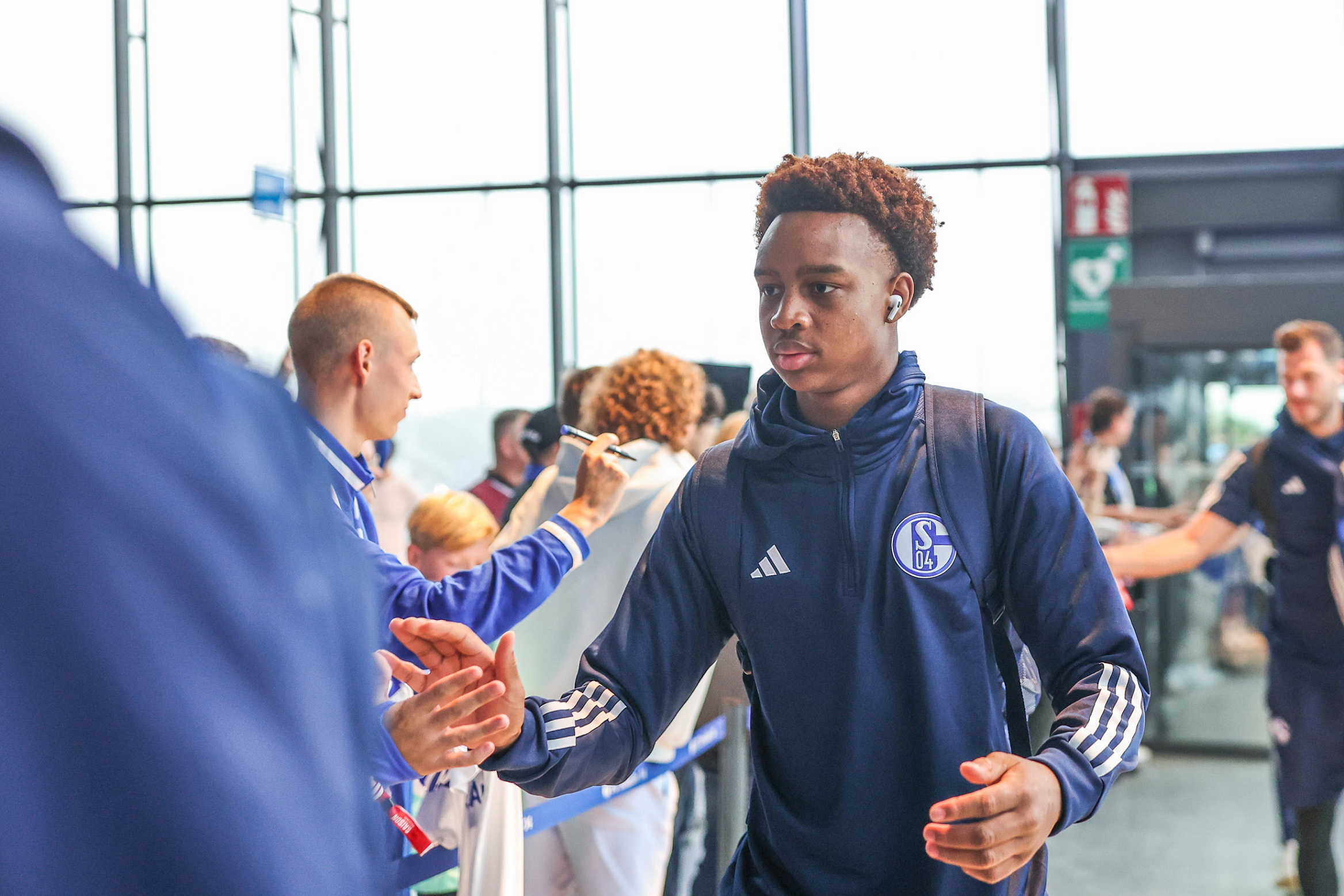 沙尔克取得关键胜利，成功晋级