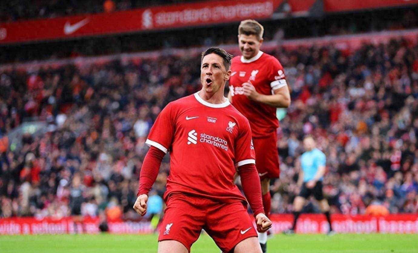 利物浦队获得在足球盛事中的胜利 利物浦队获得在足球盛事中的胜利