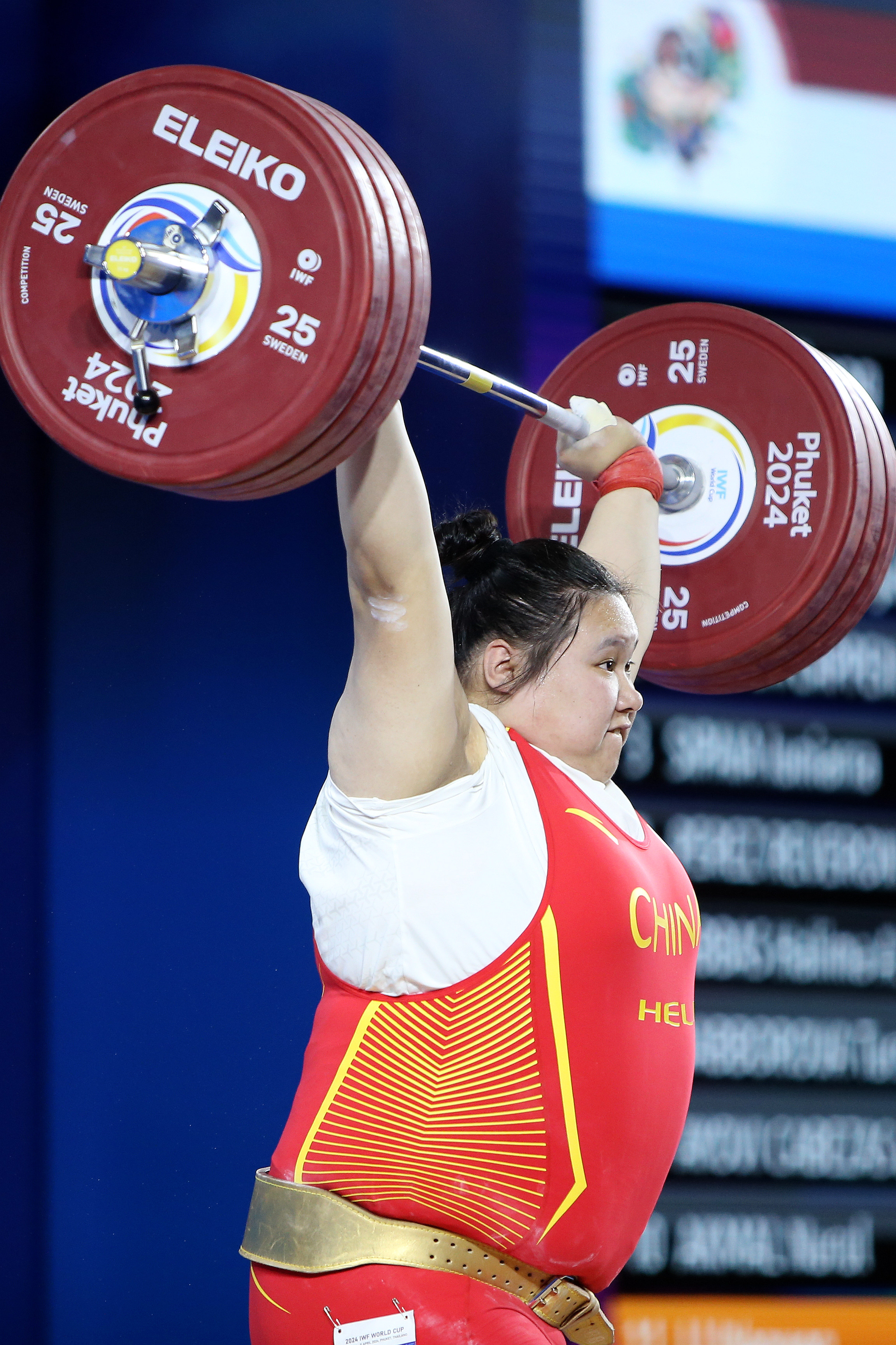 印度女子举重选手力挺，获得佳绩