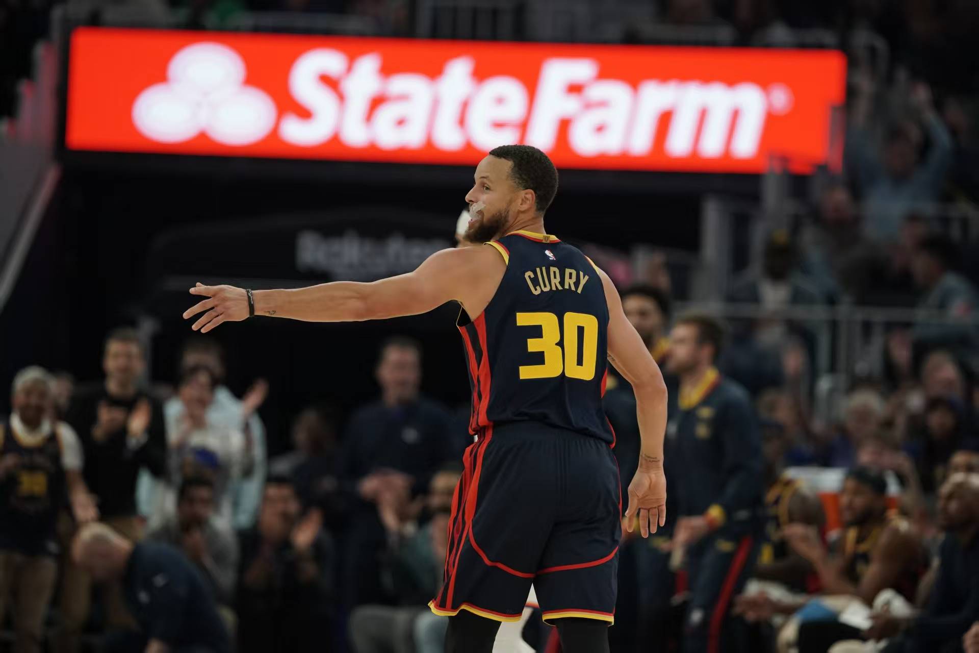 勇士胜鹈鹕，继续领军西部