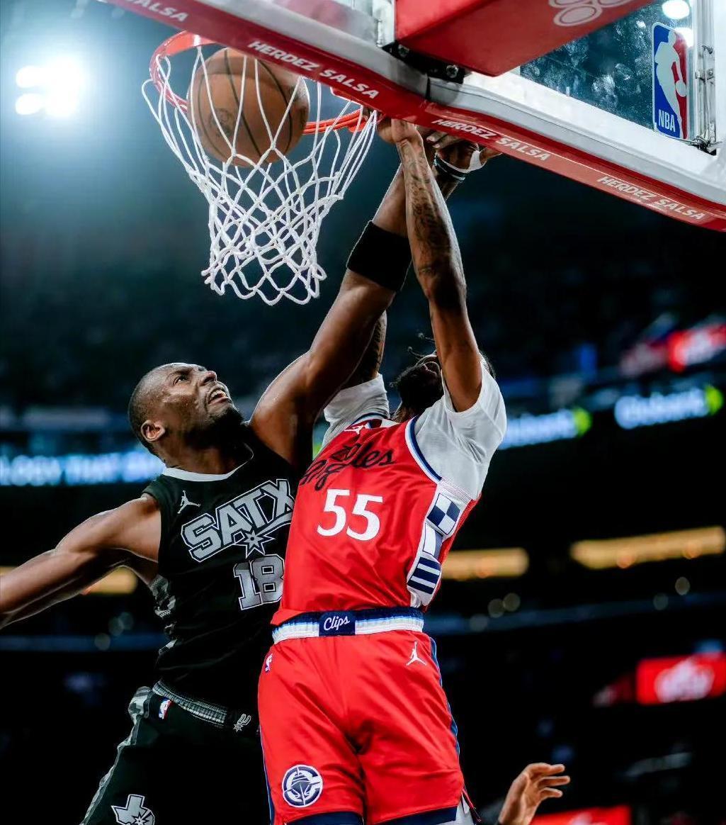 快船主场取胜马刺,保持不败纪录 快船主场取胜马刺,保持不败纪录