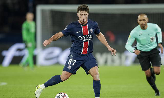 法甲巴黎圣日耳曼客场2比0击败南特，领先第二名6分。